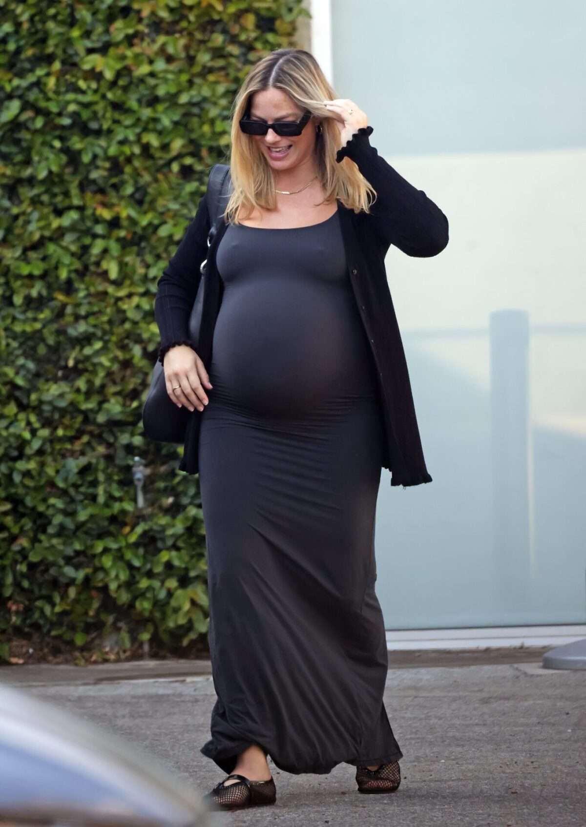 MARGOT ROBBIE STEPS OUTSIDE WITH PREGNANCY FLATS